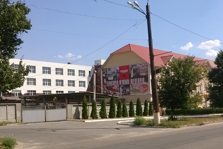 Печать на сетке для фасада РМК