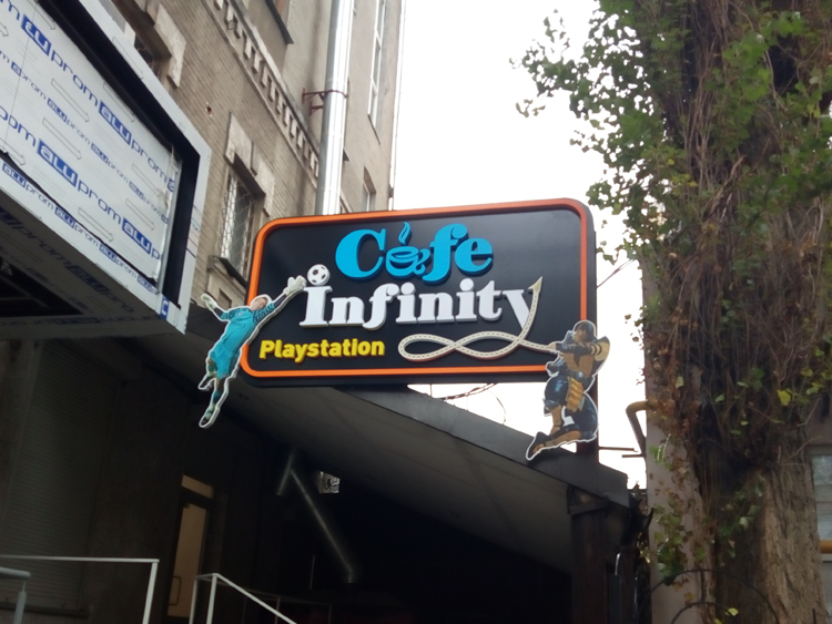 Вывеска с объемными световыми буквами для кафе Infinity
