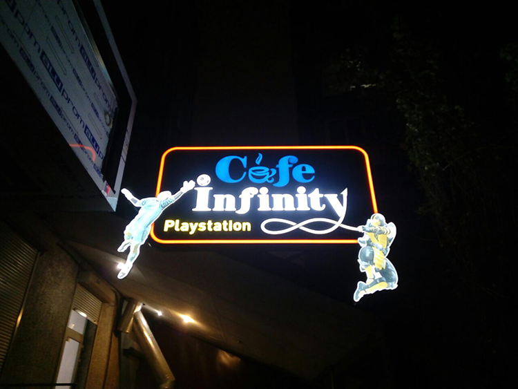 Вывеска с объемными световыми буквами для кафе Infinity