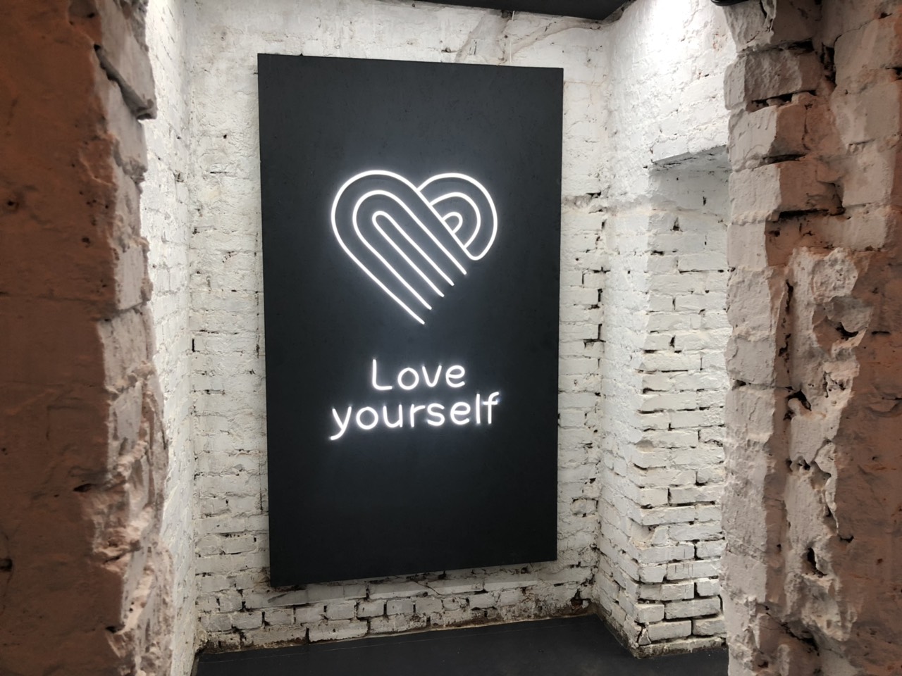 LED неон для Love Yourself