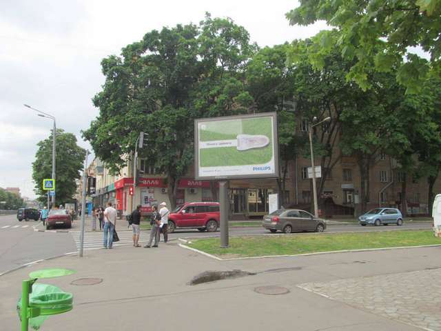Науки просп. (Леніна просп.), 19 — Космічна вул