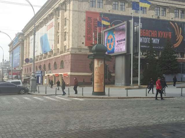 В Сумська вул., 39 — Свободи пл., (колона) (сторона В)