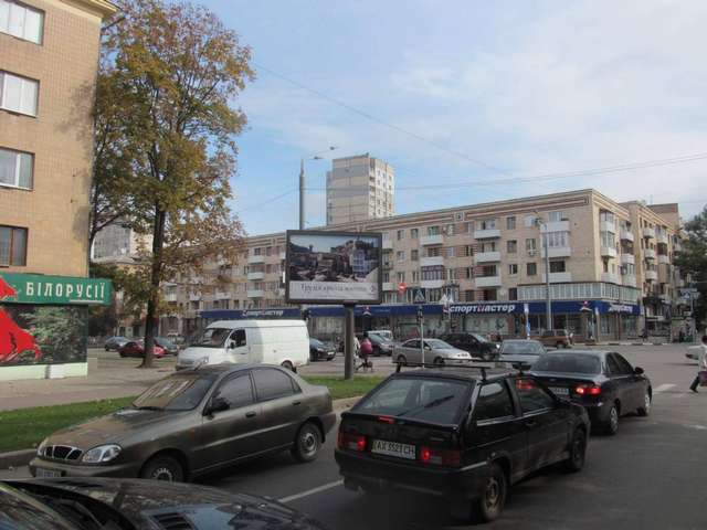 В Науки просп. (Леніна просп.), 19 — Космічна вул.