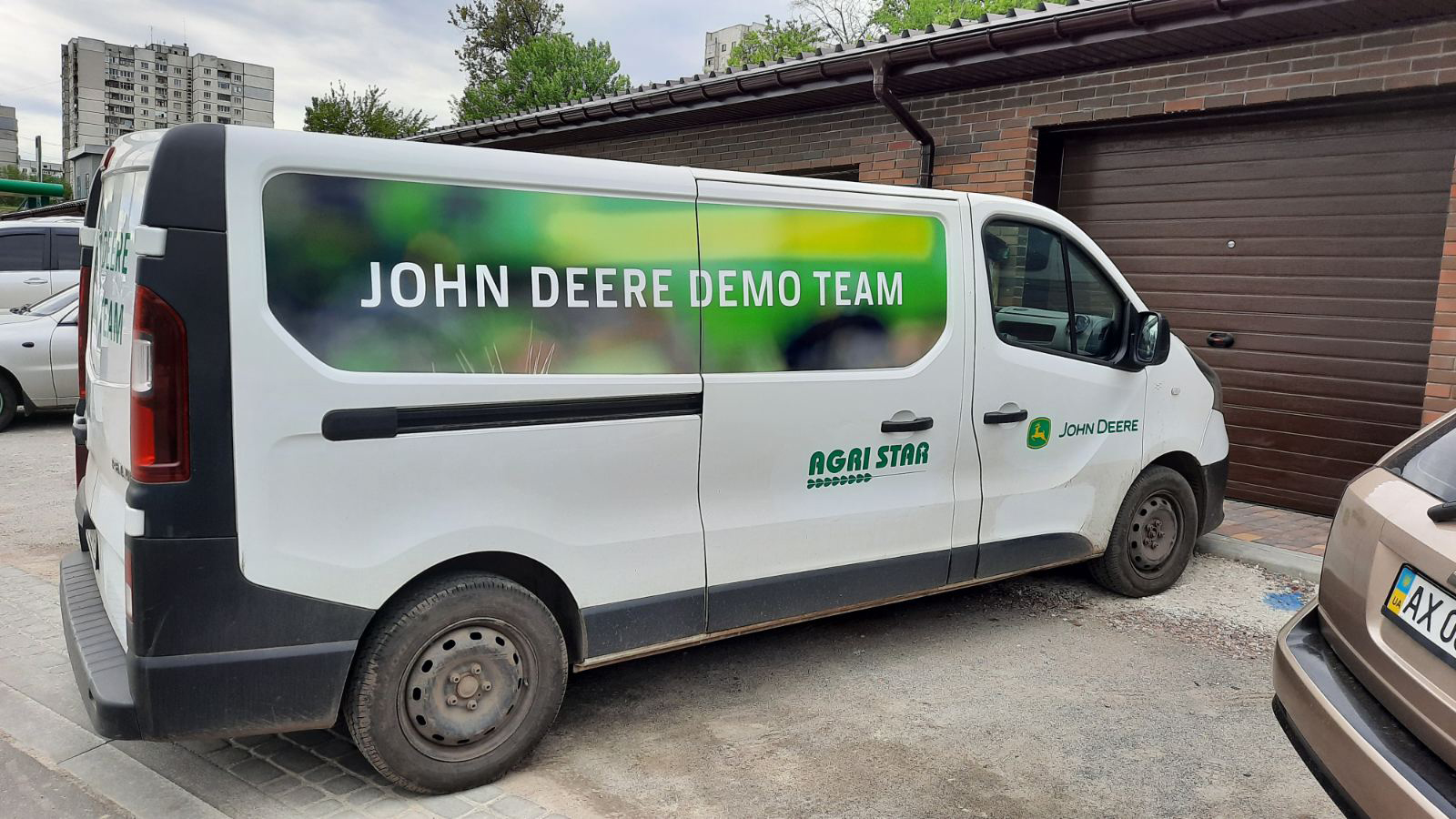Наклейка рекламы на автомобиль для John Deere